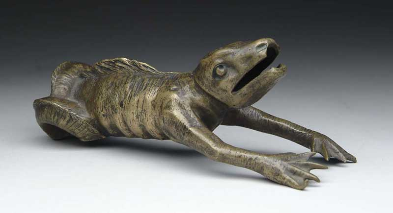 INTERESTING BRONZE LIZARD Open mouth lizard with front stretched out