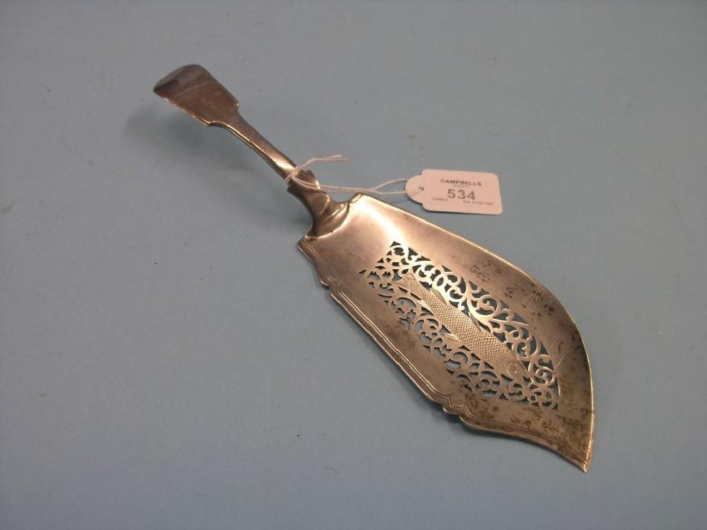 A George III silver fish slice fiddle pattern with pierced