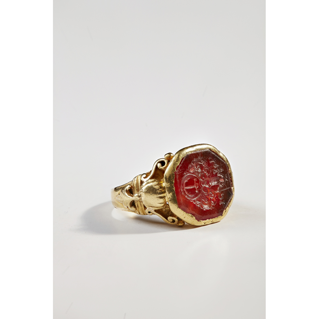 A gentleman s 17th 18th century seal ringunmarked the carved