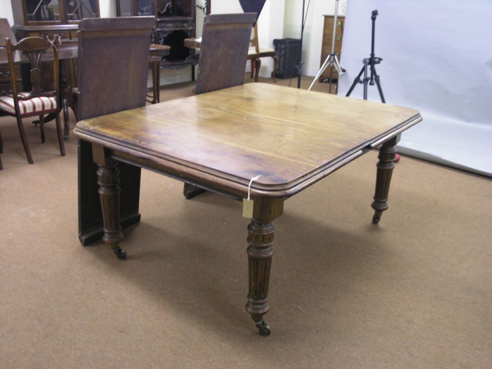 An early Victorian mahogany extending dining table wind action with