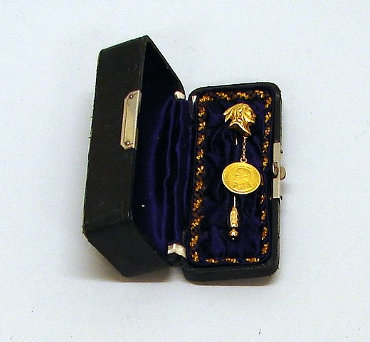 Gold stickpin consisting of gold bust profile portrait of native