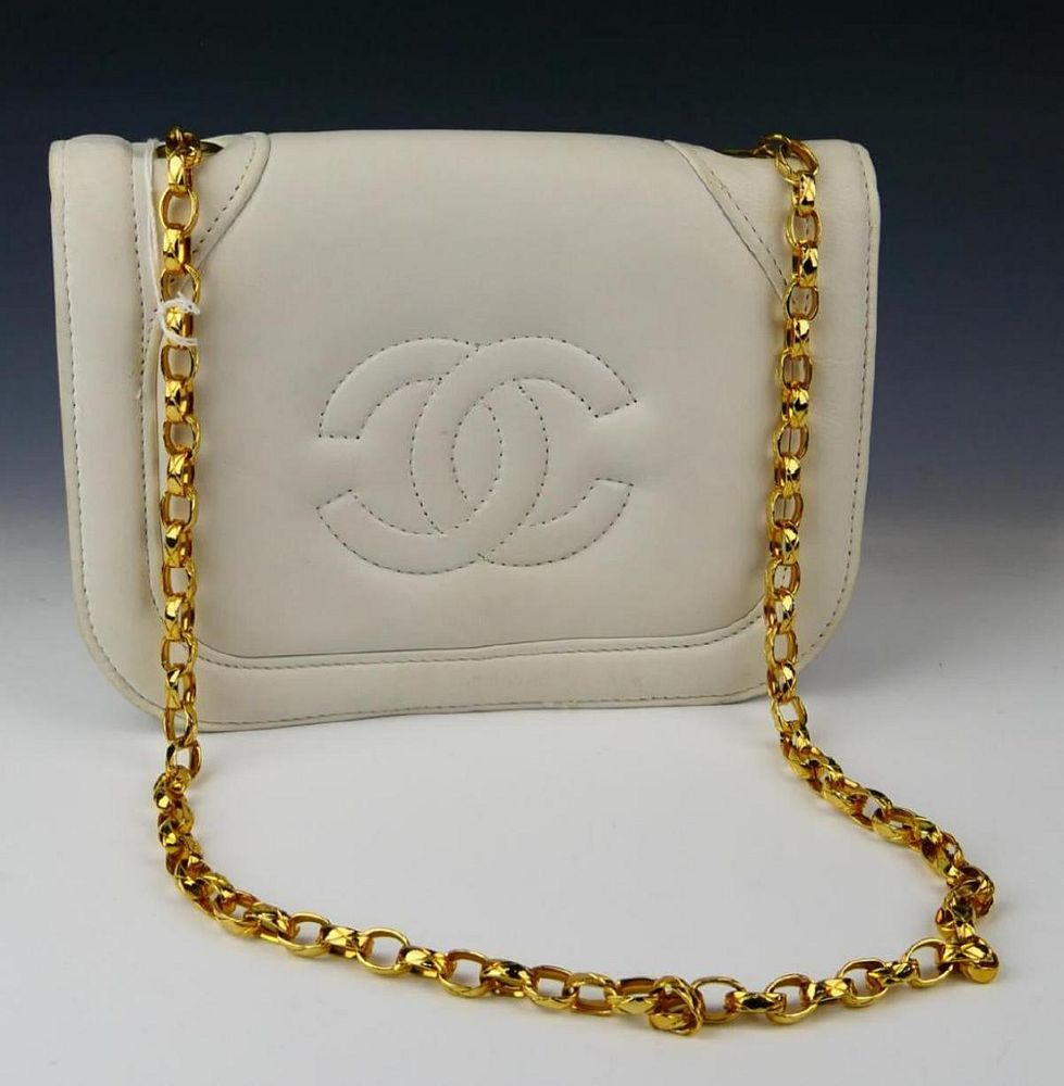 CHANEL WHITE LEATHER SHOULDER BAG PURSE A ladies estate Chanel