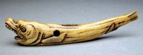 ANTIQUE ANTLER NETSUKE Well carved and antique stag antler netsuke