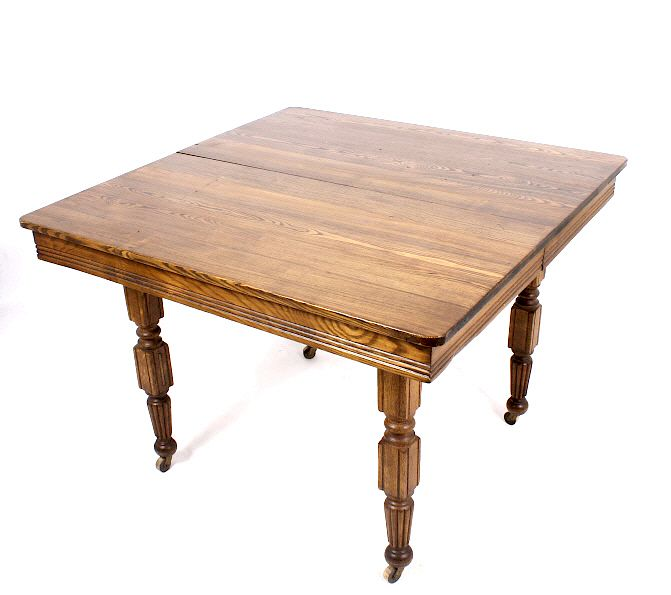 Antique Oak Dining Room Table w 4 Leaves This is