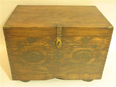 PROVINCIAL CARVED WOODEN TRUNK Of rectangular form the sides carved