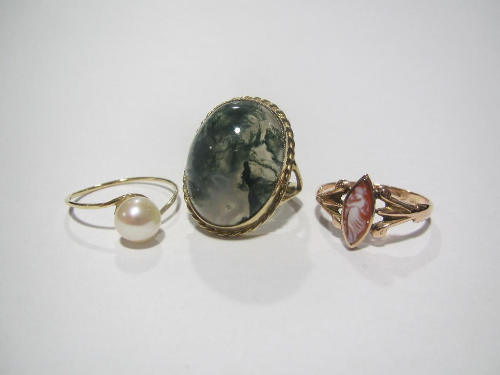 Lot comprising three 9 ct gold single stone rings to