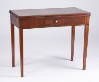Mahogany gate Early 20th century mahogany gate leg game table