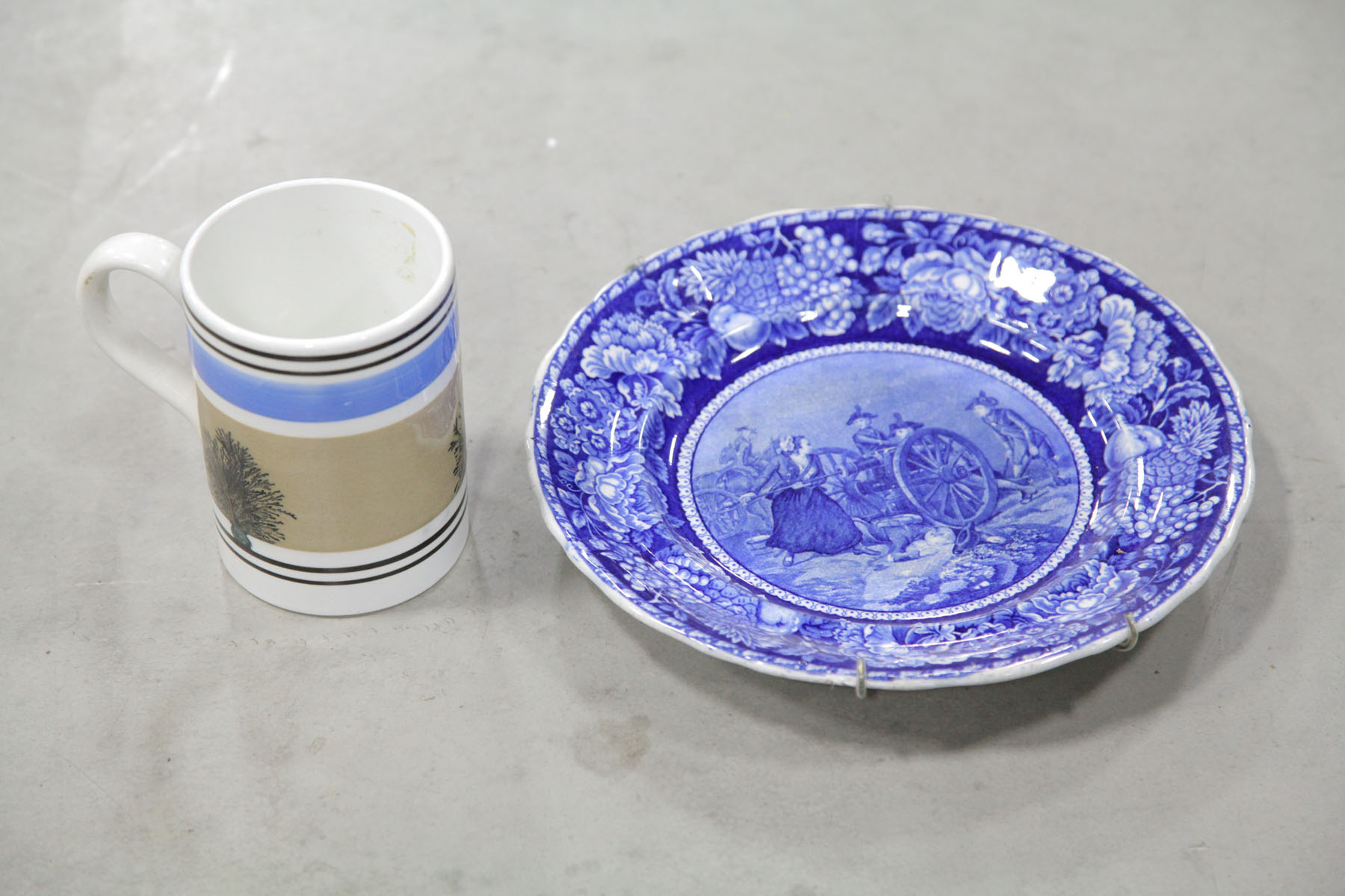 TWO PIECES OF PORCELAIN English late 19th century A blue