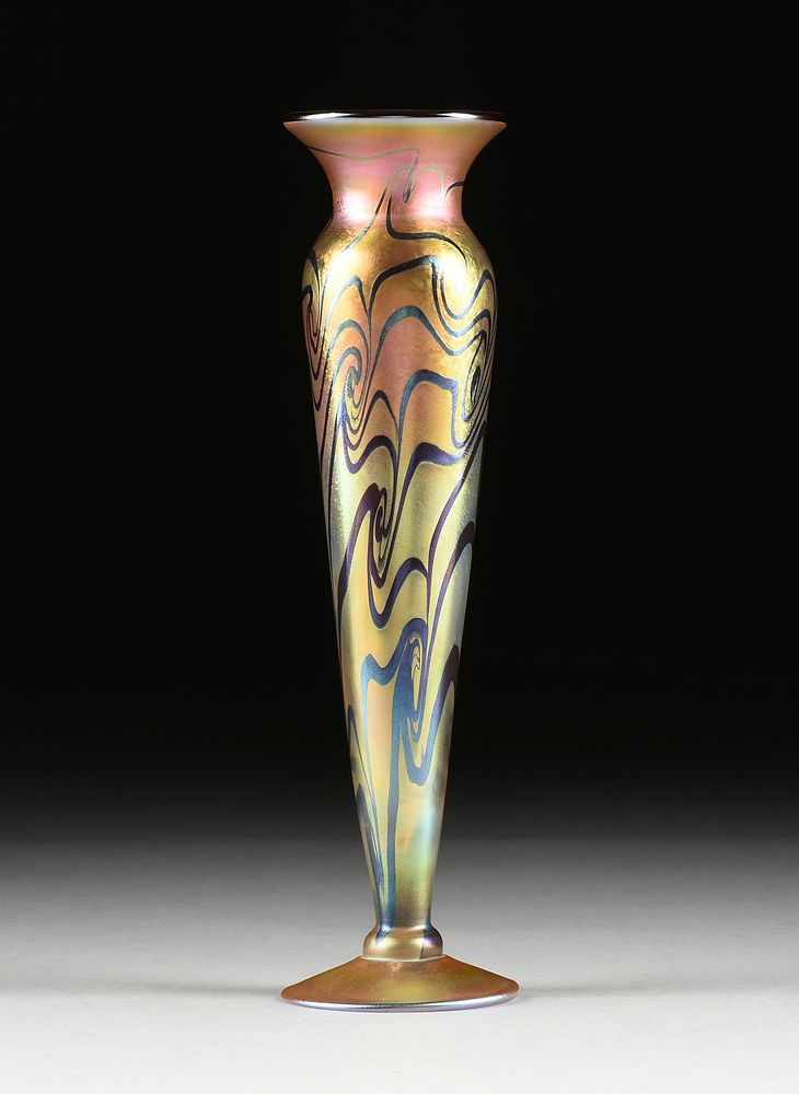 A LUNDBERG STUDIOS IRIDIZED ART GLASS FOOTED VASE SIGNED 1997
