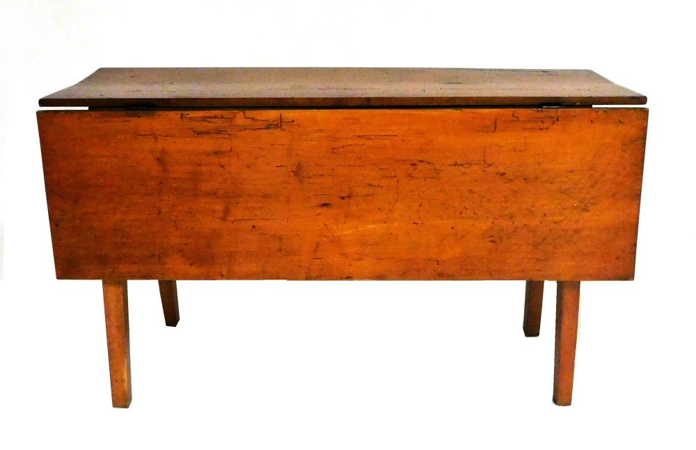 Drop leaf dining table American early 19th C cherry and