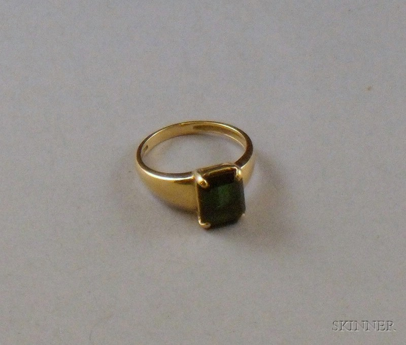 14kt Gold and Green Tourmaline Ring size 8 Bears unidentified