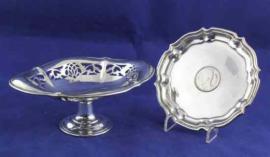 A George V silver pedestal dish of pierced shaped oval