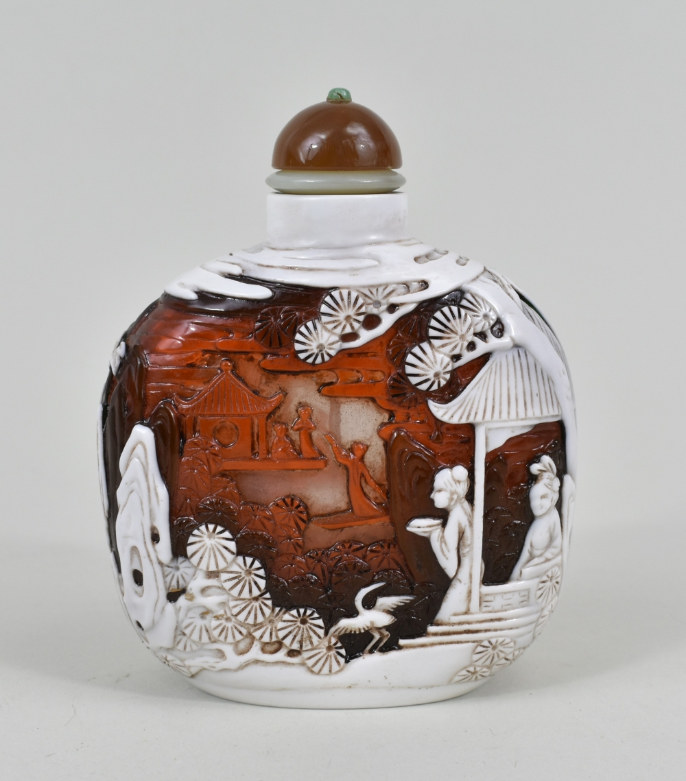 CHINESE TRI COLOR GLASS MASTER SNUFF BOTTLEThe underside with a