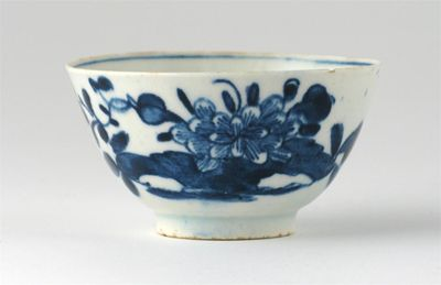 A Bow blue and white teabowl painted with an insect