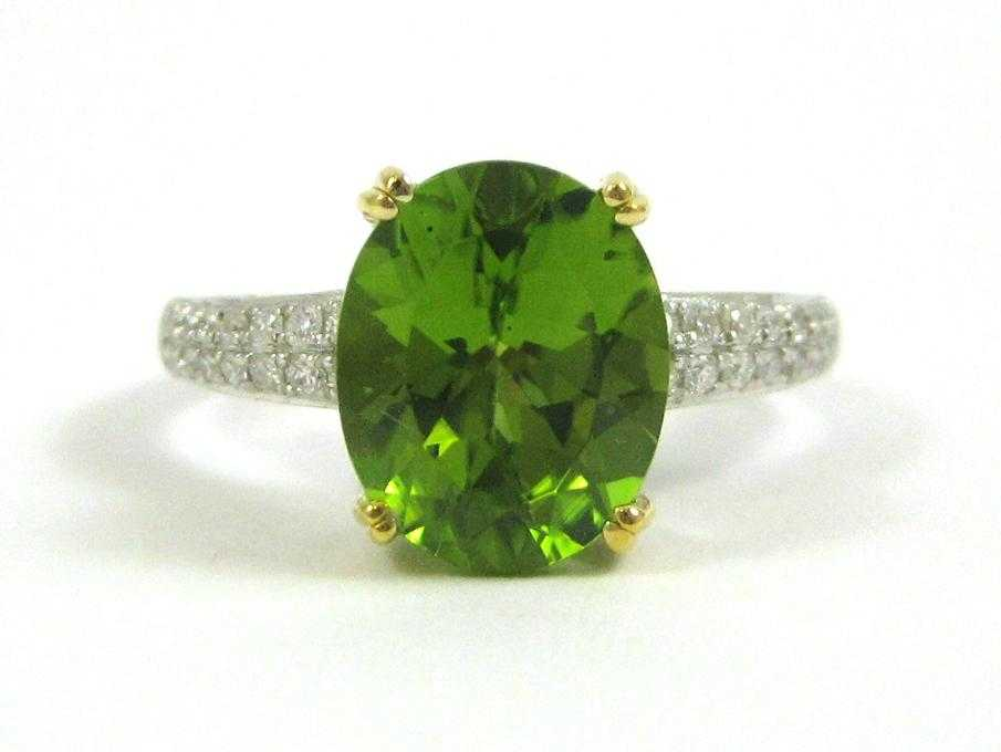 PERIDOT DIAMOND AND FOURTEEN KARAT GOLD RING The white and