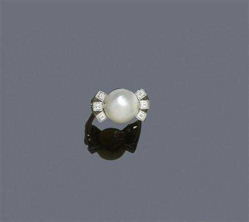 NATURAL PEARL AND DIAMOND RING ca 1950 White gold 750