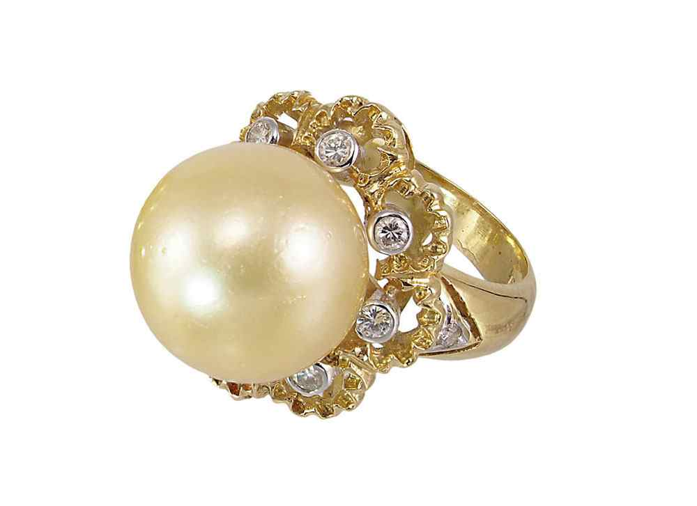 18K SOUTH SEA GOLDEN PEARL AND DIAMOND RING 18K yellow
