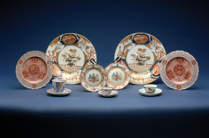 PAIR OF FINE JAPANESE EXPORT DEEP DISHES DECORATED IN IRON
