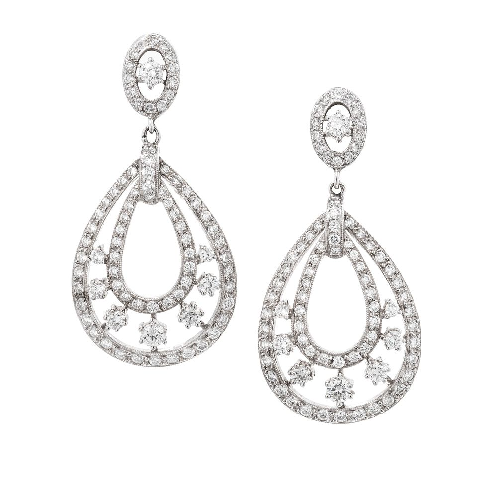 DIAMOND EARCLIPS DIAMOND EARCLIPS Containing 162 round brilliant cut diamonds
