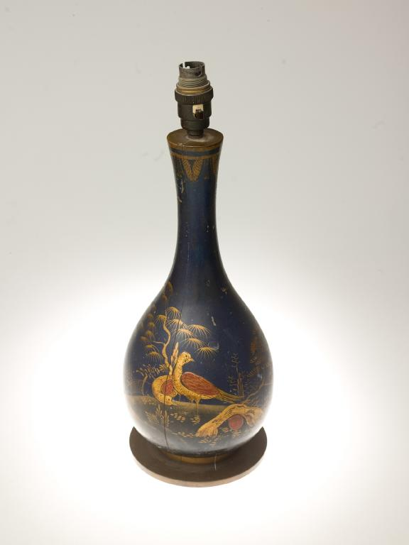 LACQUERED WOODEN TABLE LAMP IN THE CHINESE TASTE of flask