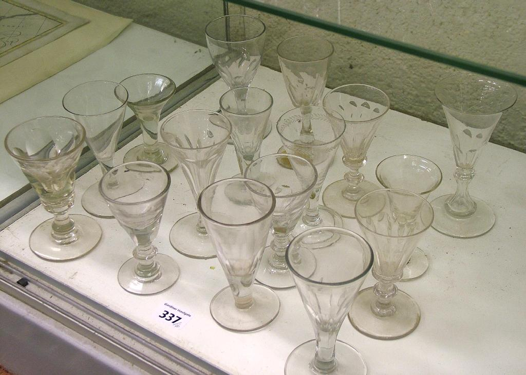 Sixteen various small wine and other drinking glasses 16