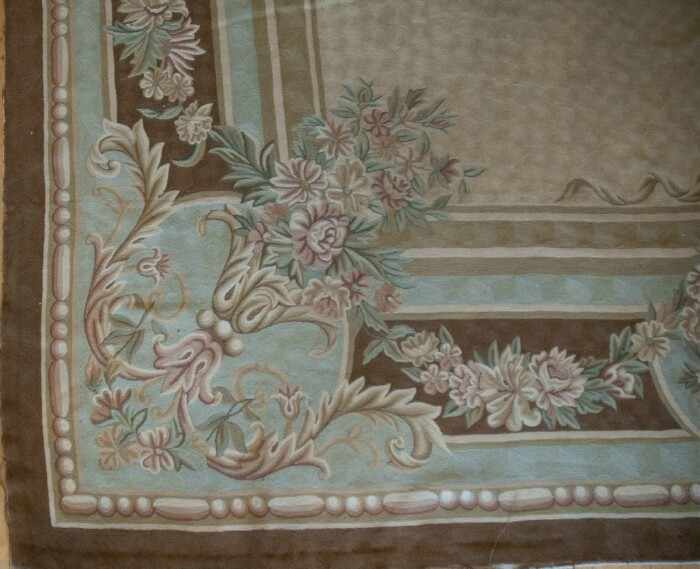 AUBUSSON STYLE SQUARE CARPET The central medallion with floral burst