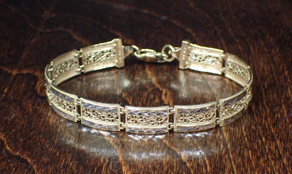 TEN KARAT TWO TONE GOLD FILIGREE LINK BRACELET The 7