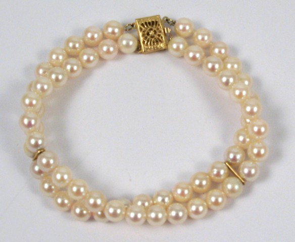 PEARL AND YELLOW GOLD BRACELET The double strand pearl bracelet