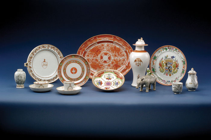 FOUR CHINESE EXPORT PORCELAIN PLATES Including a blue Fitzhugh dinner