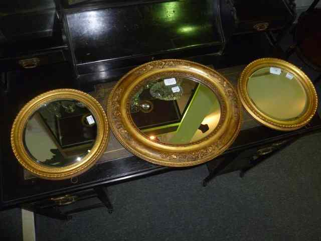 A PAIR OF 19TH CENTURY GILT FRAME CIRCULAR MIRRORS with