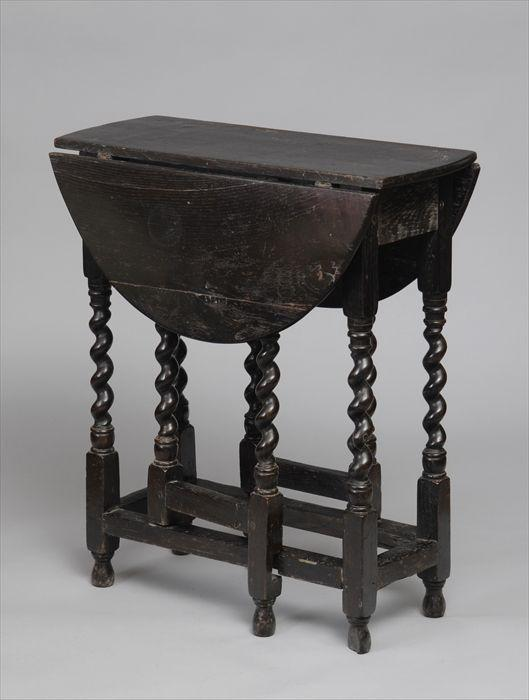ENGLISH OAK GATE LEG TABLE The rectangular top with hinged