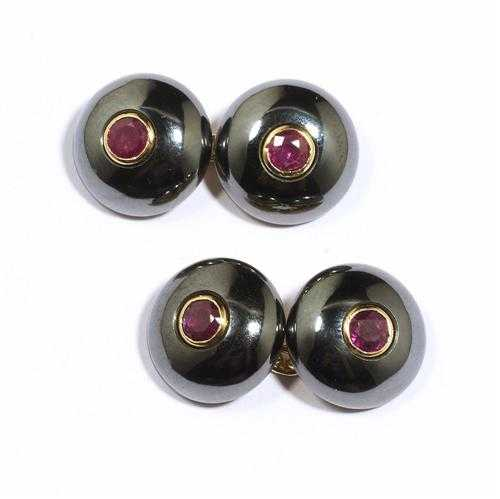 HEMATITE RUBY AND GOLD CUFF LINKS POIRAY Yellow gold 750