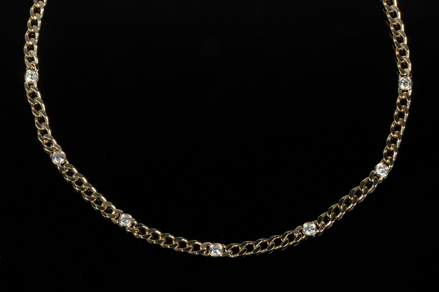 14K GOLD CURB LINK CHAIN Set with 7 round diamonds