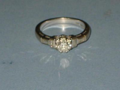 A SOLITAIRE DIAMOND RING the brilliant cut stone approximately 0