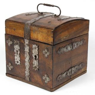 Civil War era doctor s traveling box having a hinged