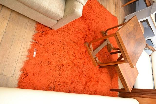 A LAVISH DANISH SHAG PILE RUG IN ORANGE TONES ON