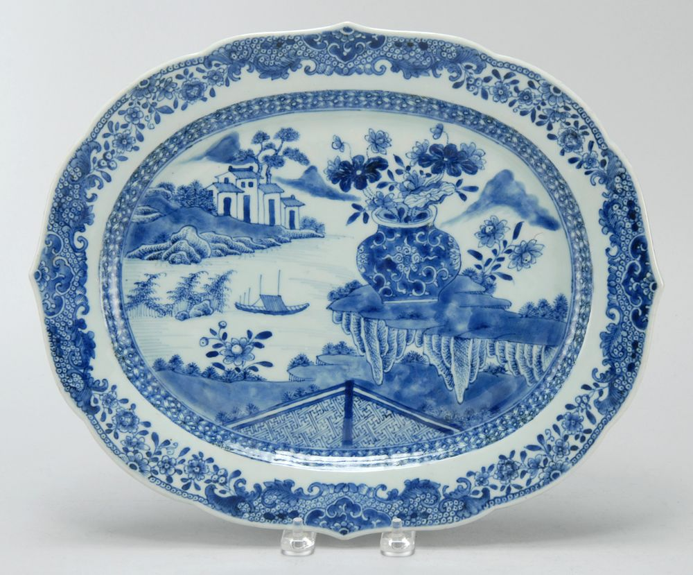 BLUE AND WHITE CHINESE EXPORT PORCELAIN PLATTER Circa 1790In oval