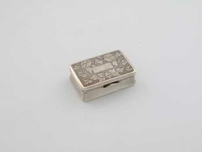 A Mid 19th century Chinese snuff box the lid leafage
