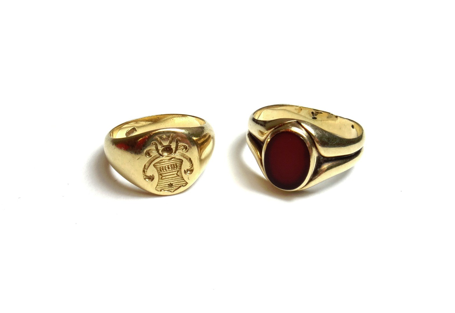 A gold signet ring shield engraved detailed 18 CT ring