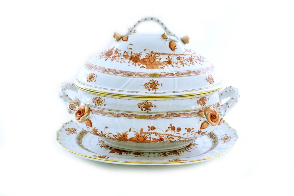 HEREND INDIAN BASKET PORCELAIN COVERED TUREEN W UNDERPLATEBlue factory marks