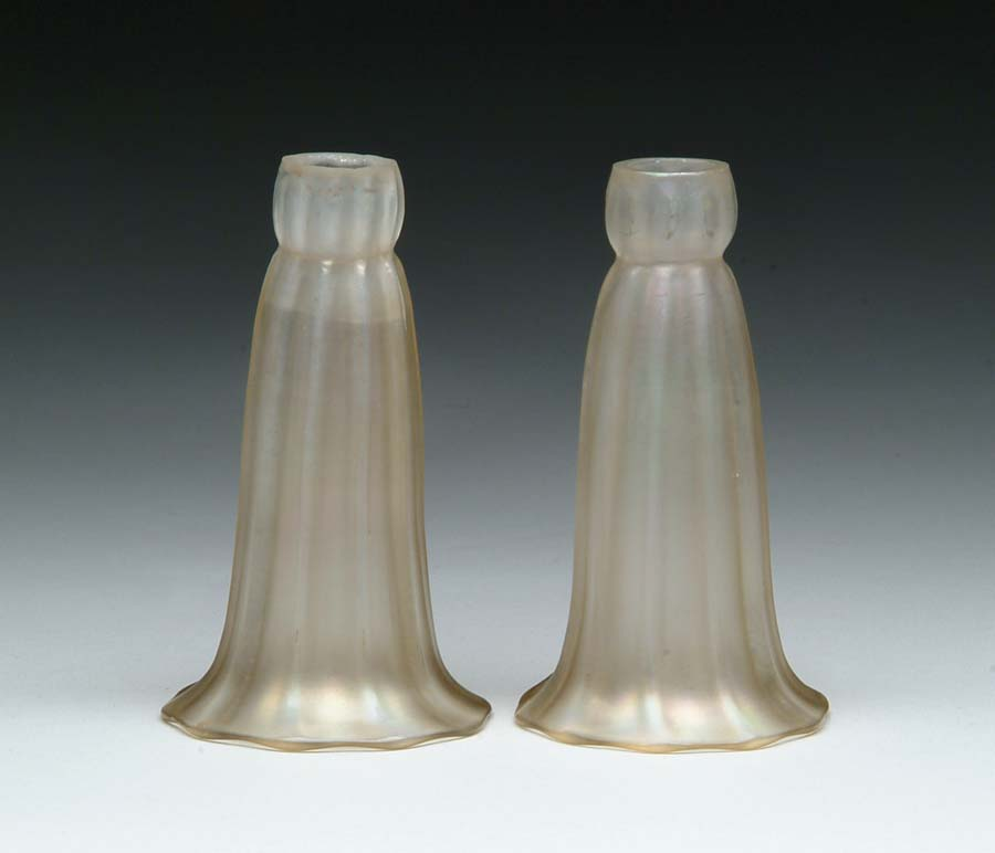 PAIR OF STEUBEN LILY SHADES Beautiful pair of Steuben Verre