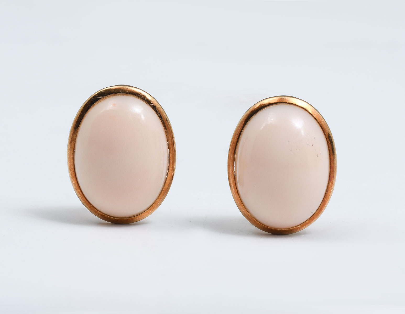 18K PINK CORAL CABOCHON EARRINGS 18k yellow gold oval shape