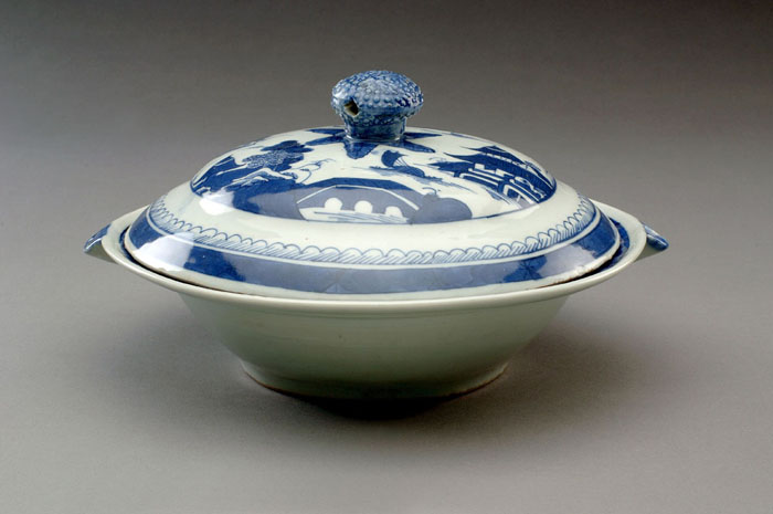RARE CANTON COVERED HOT WATER PLATE WITH BERRY FINIAL Diameter