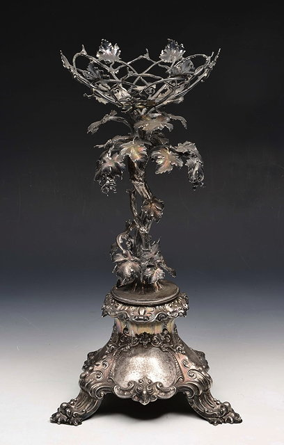 A VICTORIAN SILVER TABLE CENTRE PIECE of trailing grapevine form