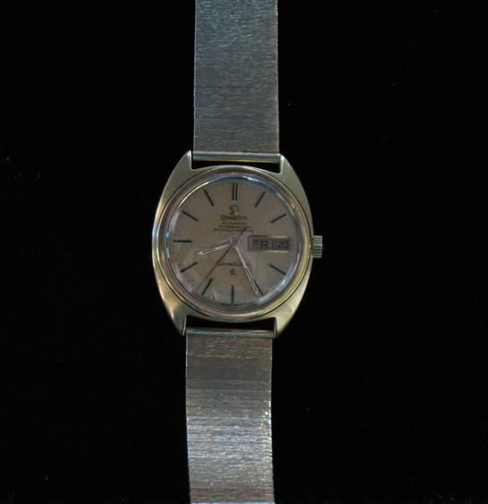A GENTLEMAN S GOLD OMEGA AUTOMATIC CHRONOMETER CONSTELLATION WRISTWATCH the