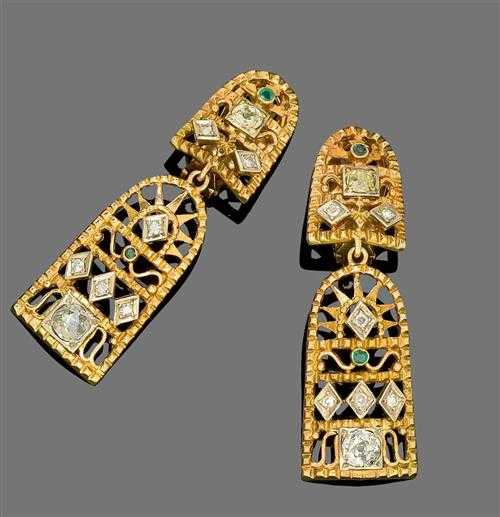 DIAMOND AND EMERALD PENDANT EARRINGS ca 1940 Yellow gold 750