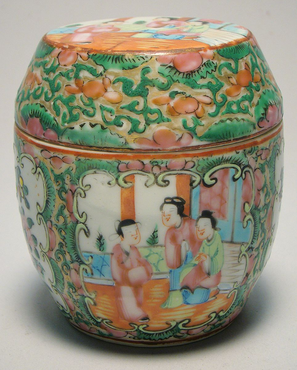 CHINESE EXPORT ROSE MEDALLION PORCELAIN COVERED JAR 19th CenturyIn barrel