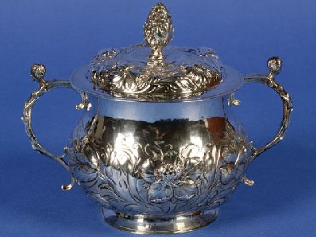 A CHARLES II PORRINGER AND COVER of circular bellied form