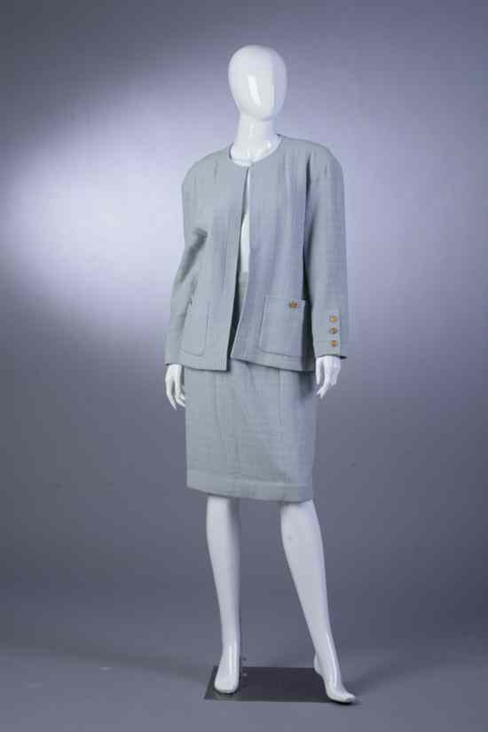 CHANEL BLUE WOOL BOUCL SUIT Size 40 Open style jacket