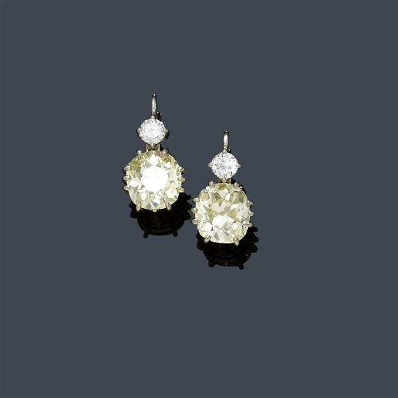 DIAMOND EAR PENDANTS ca 1950 White gold 750 Fancy ear